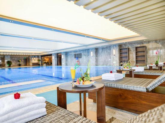 Grand New Century Hotel Haining Zhejiang Buitenkant foto